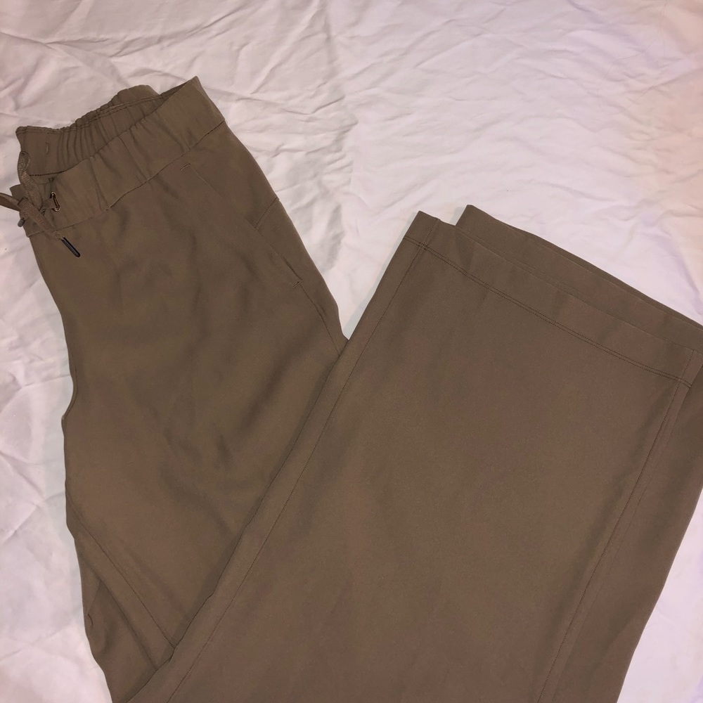 Lululemon women’s on the fly size 6